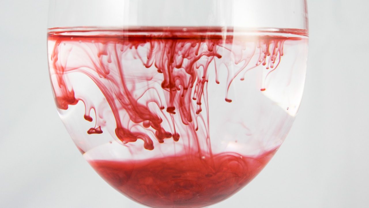 Kunstblut in einem Weinglas