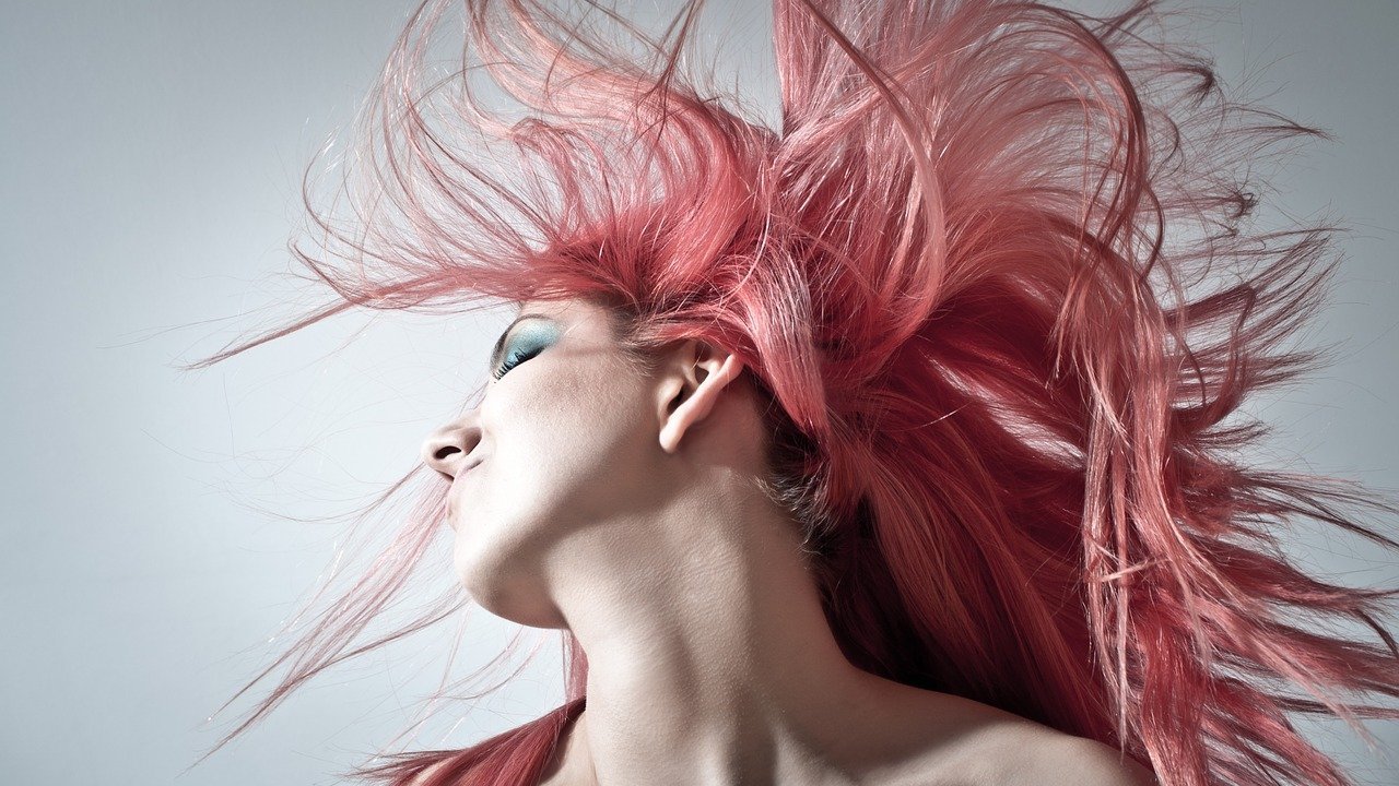 Rosa Haare mit Haarfarbentferner dm