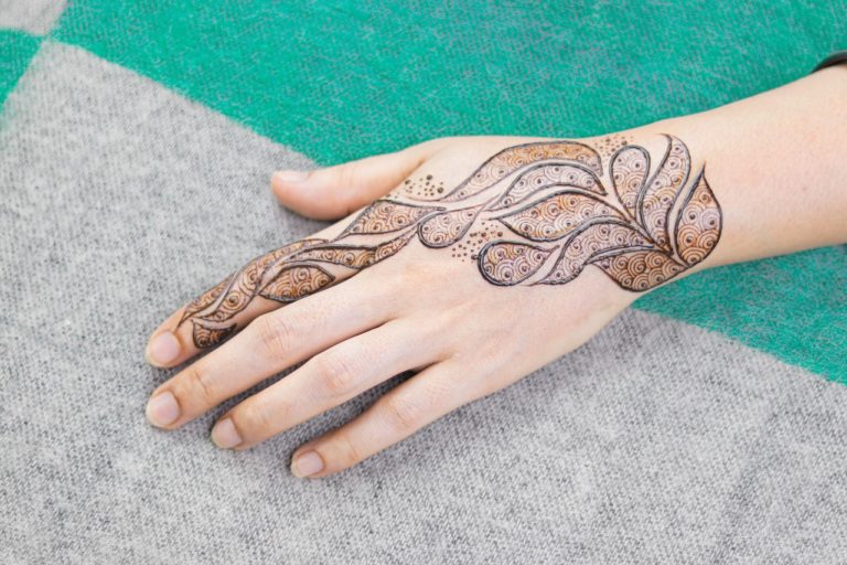 Gibt es Henna Tattoo Farbe beim Drogeriemarkt dm?