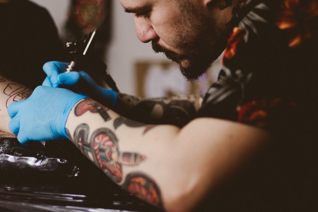 Man hat sich vor ein paar Stunden ein schönes neues Tattoo stechen