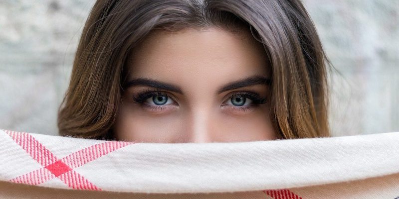 Gibt es Augenbrauenschablonen bei dm zu kaufen?